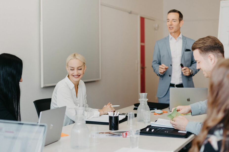 Con nosotros conocerá un equipo joven y motivado en un entorno de trabajo innovador.